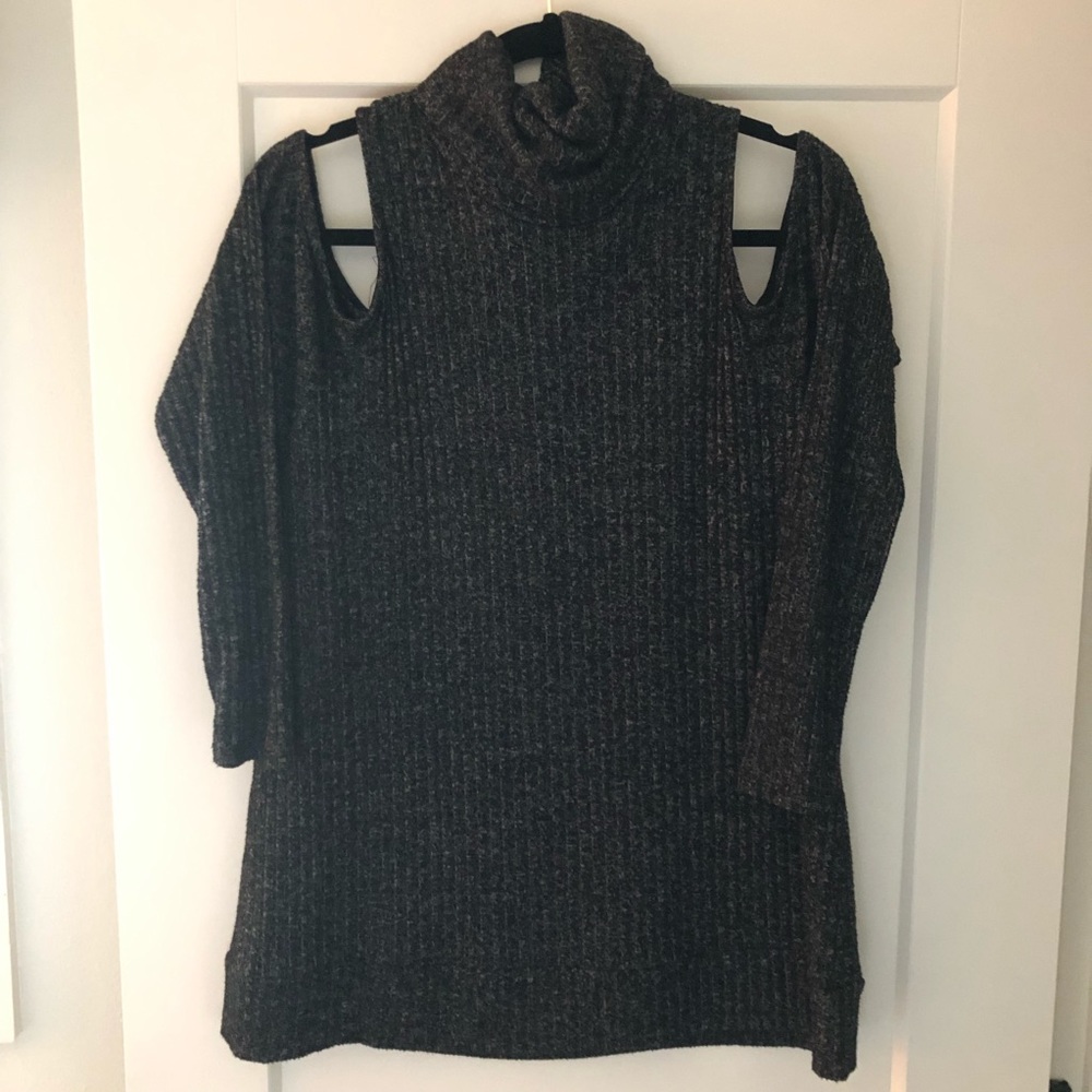 1.4.3. Story Long sleeve, cold shoulder top